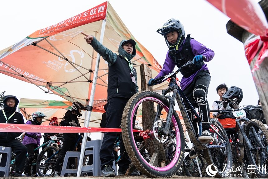 速降賽比賽現場，參賽運動員即將出發。人民網記者 涂敏攝