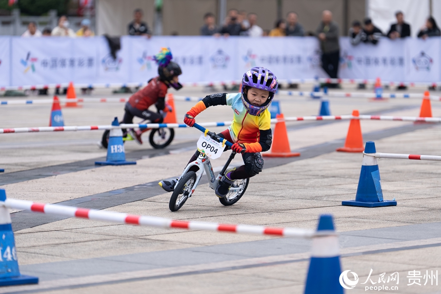 兒童滑步車項目比賽現場。人民網記者 涂敏攝