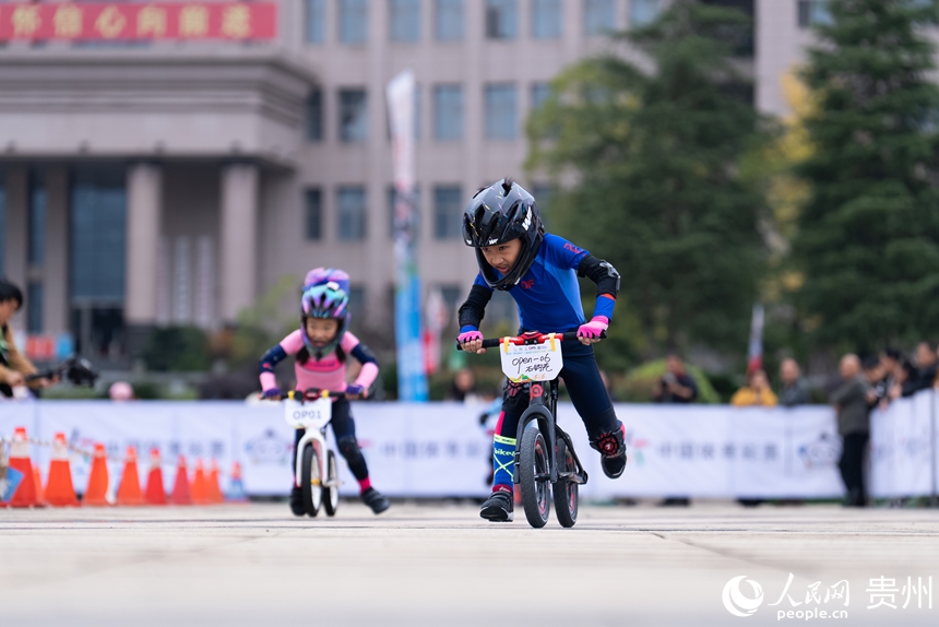 兒童滑步車項目比賽現場。人民網記者 涂敏攝
