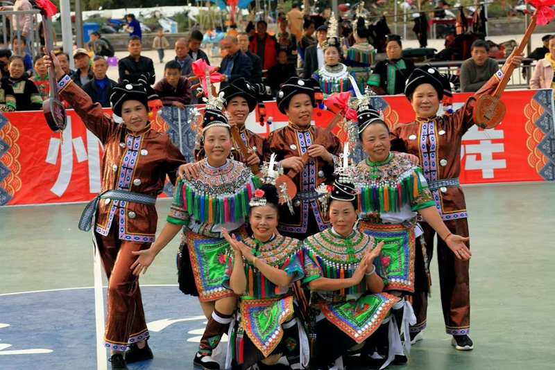 1、參加“貴州村舞”比賽的隊伍 。 楊展凌攝