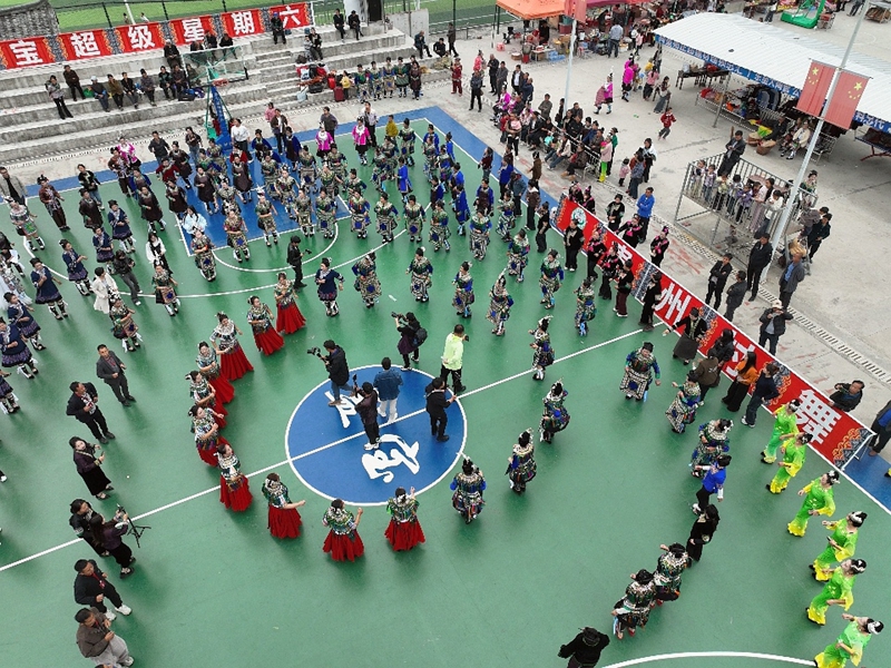 2、熱鬧的“貴州村舞”比賽現場。 楊展凌攝