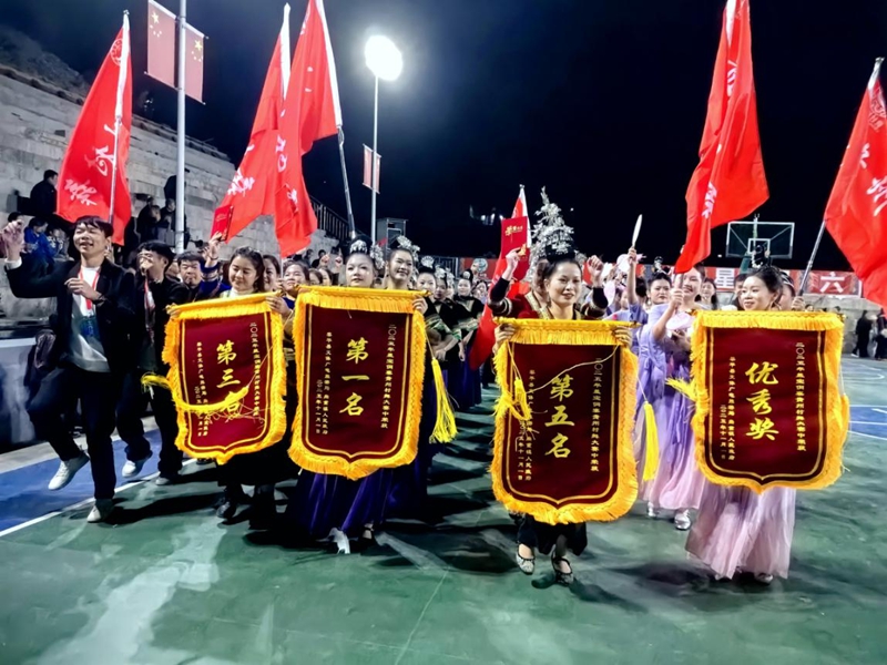 5、獲獎后的歡慶。 楊展凌攝