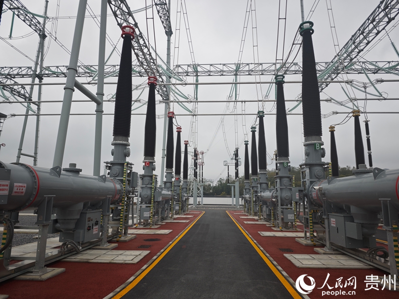 500千伏金海湖變電站一角。人民網 黃小桃攝