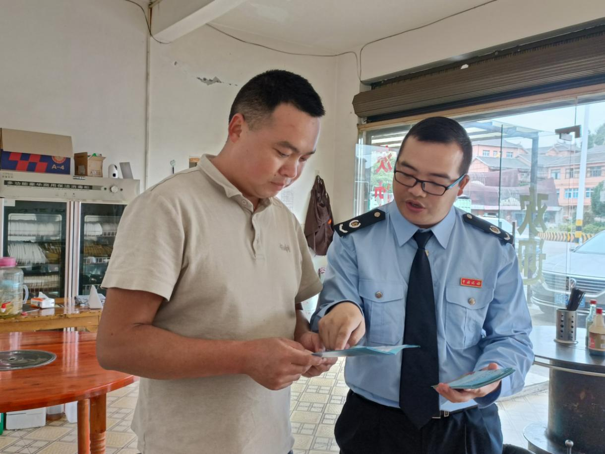 稅務人員向個體戶經營者講解政策。高敏攝