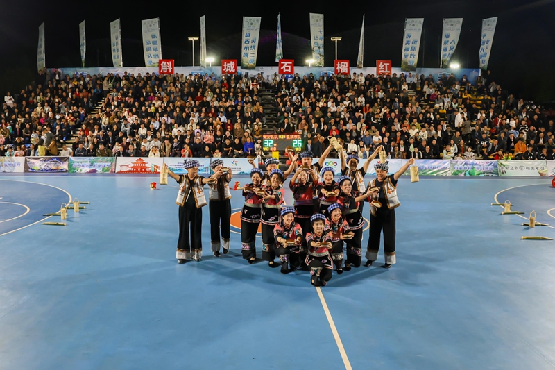 中場休息時，群眾在表演節目。