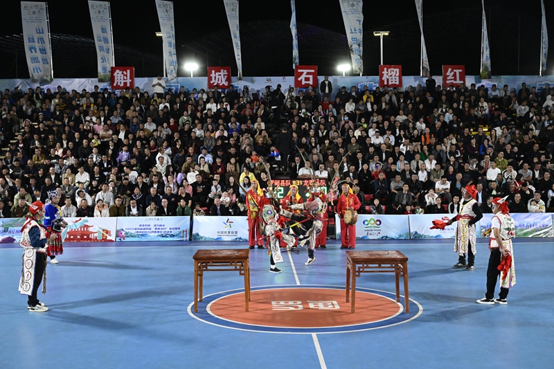 中場休息時，群眾在表演節目。