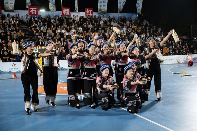 中場休息時，群眾在表演節目。 