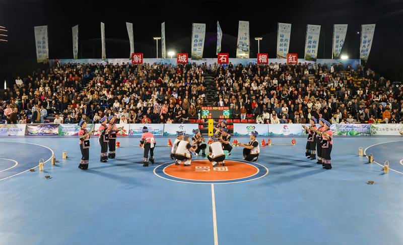 中場休息時，群眾在表演節目。