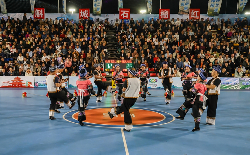 中場休息時，群眾在表演節目。