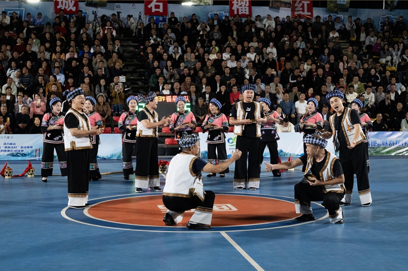 中場休息時，群眾在表演節目。