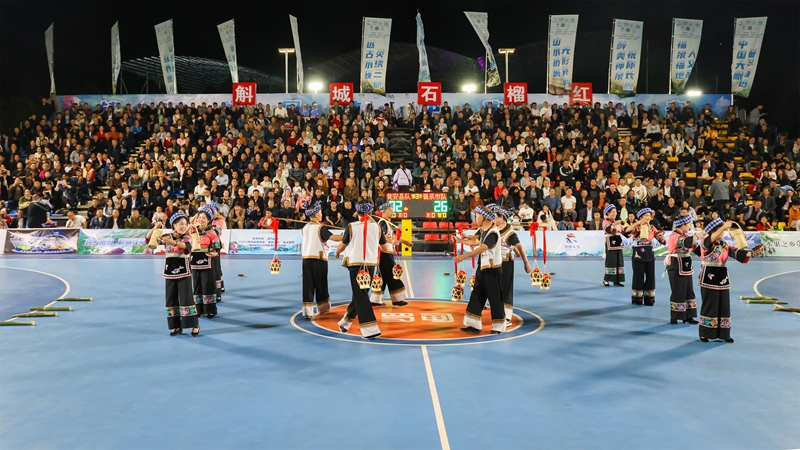 中場休息時，群眾在表演節目。