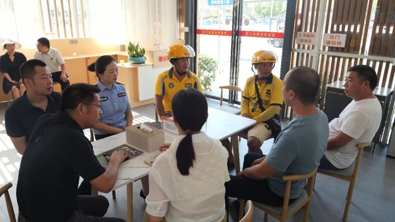 相關工作人員聽外賣騎手建議。