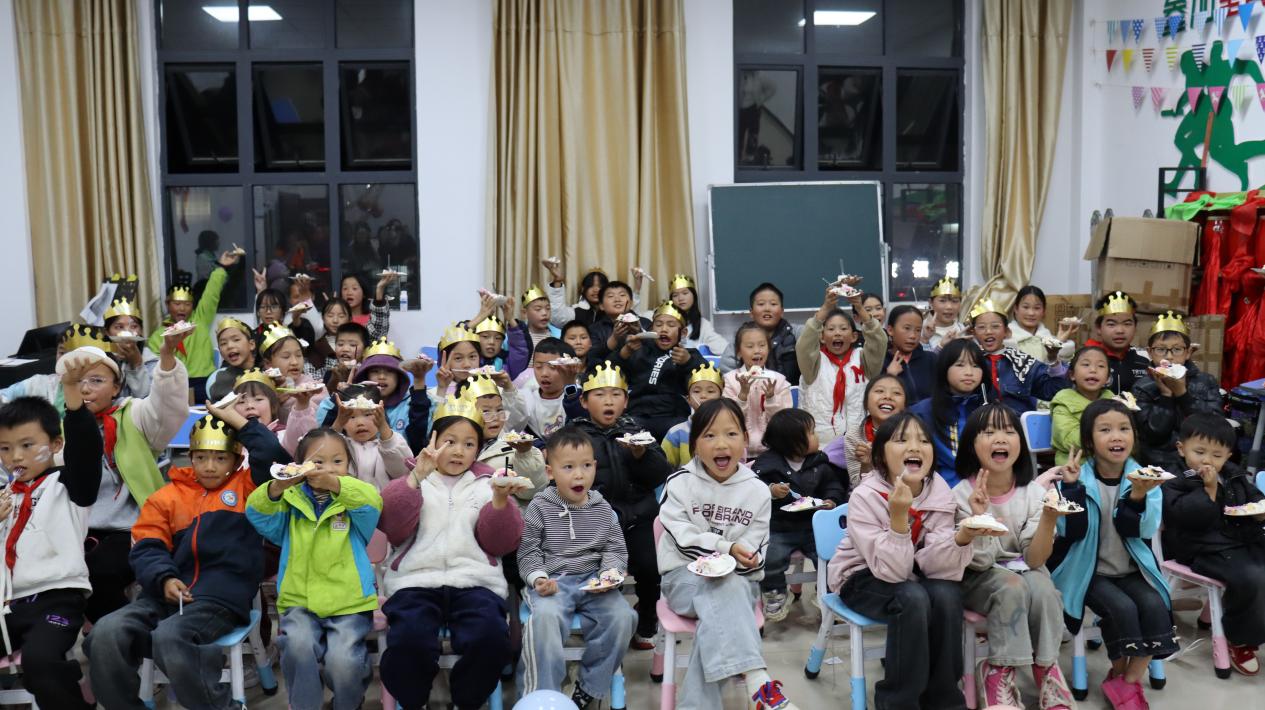 分享生日蛋糕。