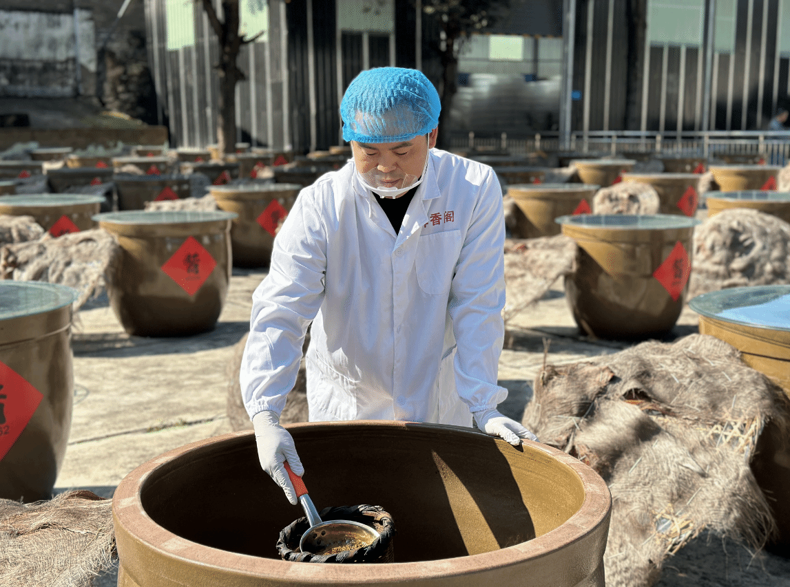 圖為：技師生產醬油