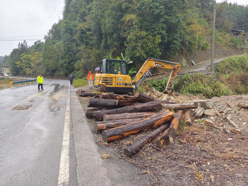 清理公路堆積物。
