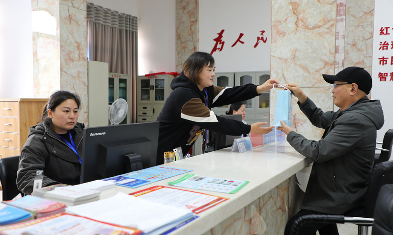 社區干部為老人提供服務。