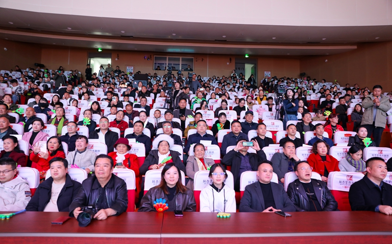 現場觀眾專注看演出。陳春志攝