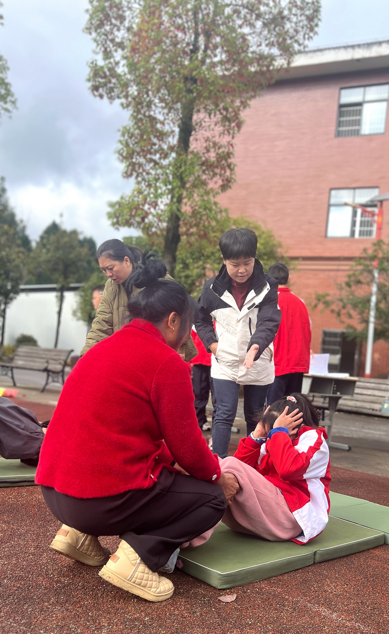 “一分鐘仰臥起坐“運動項目。任思宇攝