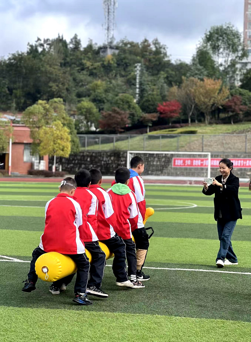 “五人毛毛蟲”運動項目。任思宇 攝