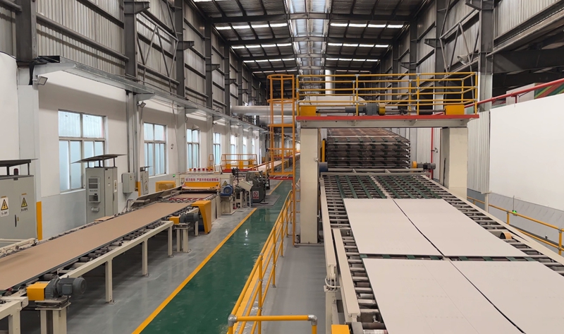 貴州皇冠新型建材有限公司的生產車間。陳昱攝