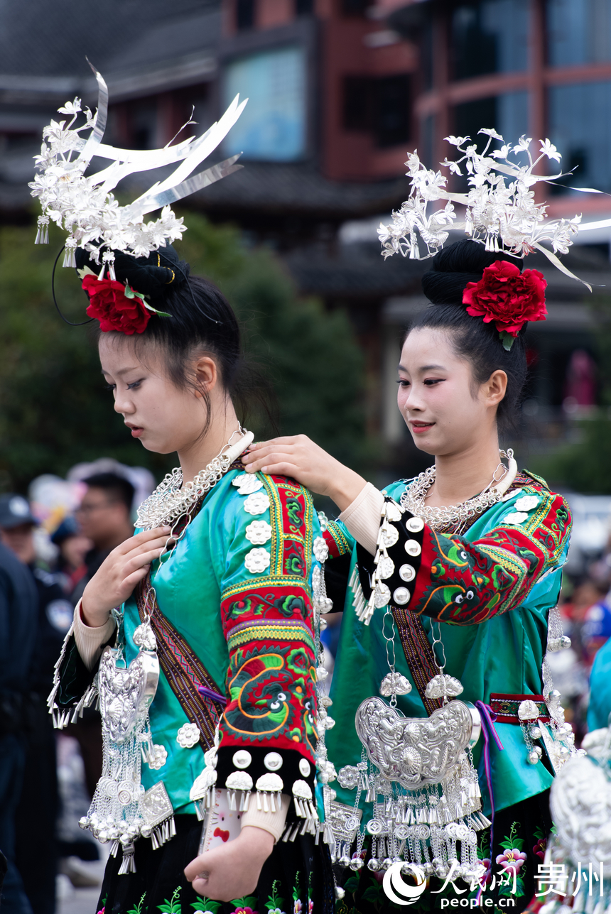 非遺巡游中，身著盛裝的苗族女孩。人民網記者 涂敏攝