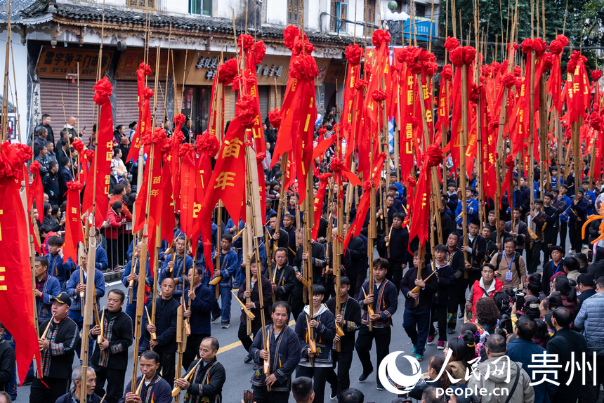非遺巡游中的蘆笙方陣。人民網記者 涂敏攝
