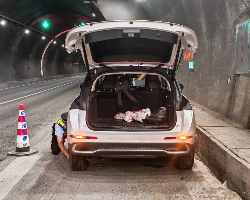 1 圖為貴州省交通運輸綜合行政執法人員幫助爆胎車輛換胎。