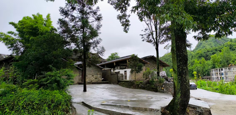 松桃岑司村：村莊顏值煥新 群眾贈旗點贊。