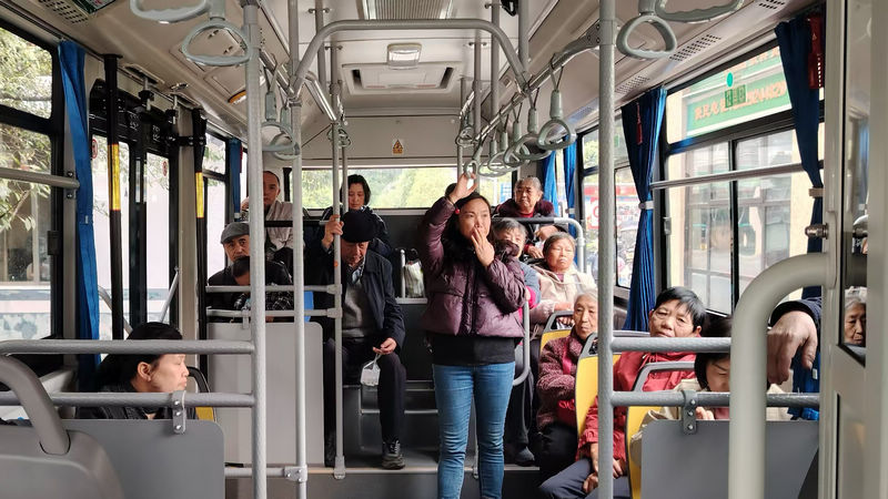 市民正在乘坐健康直通車。