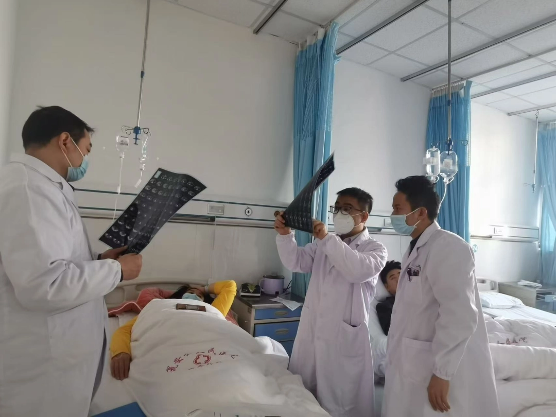 工作中的江克華（右二）。