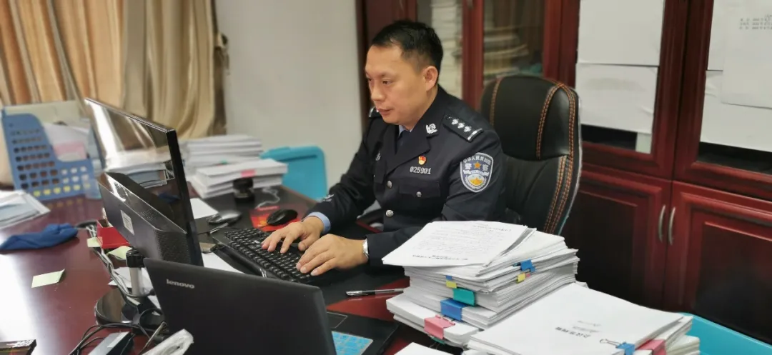 張旭松工作照。