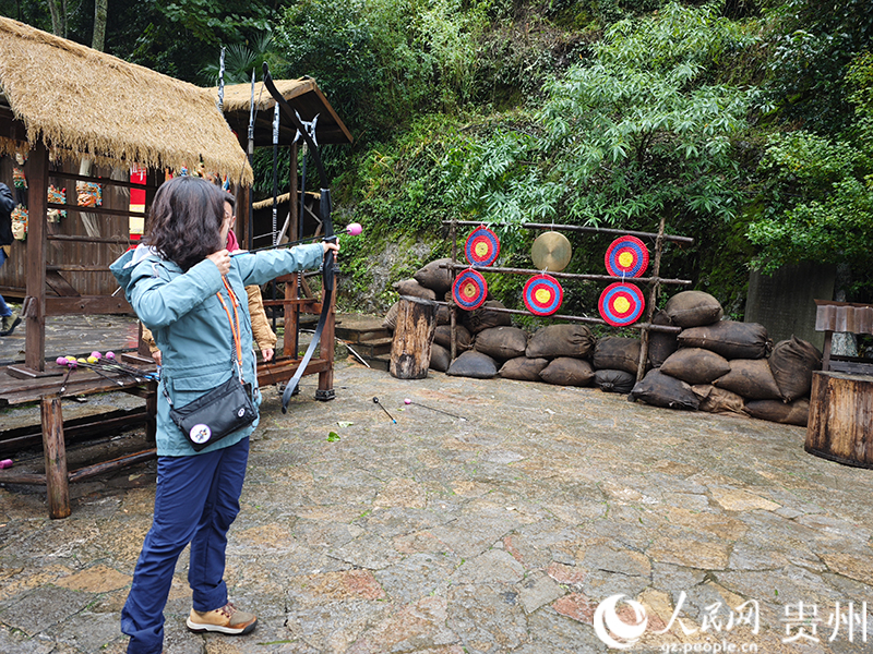 徒步愛好者體驗射箭項目。人民網 黃小桃攝
