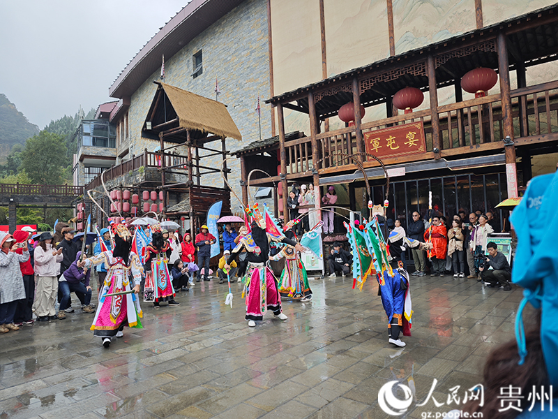 徒步愛好者在觀看地戲表演。人民網 黃小桃攝