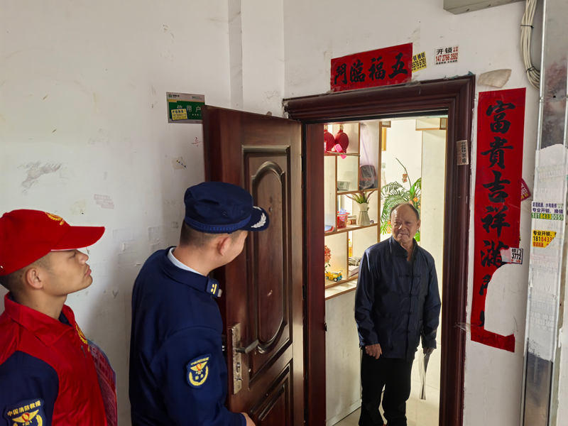 消防員向獨居老人普及防火相關知識。張航攝