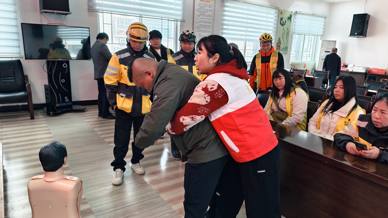 培訓老師進行氣道異物梗阻現場演示