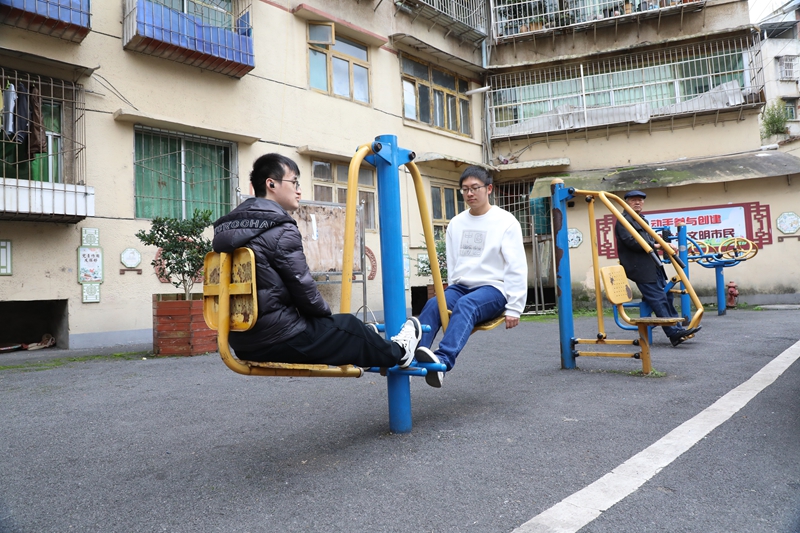 七星關區洪山街道洪山社區老舊小區改造后環境干凈整潔，居民正在鍛煉身體。邱夢如攝