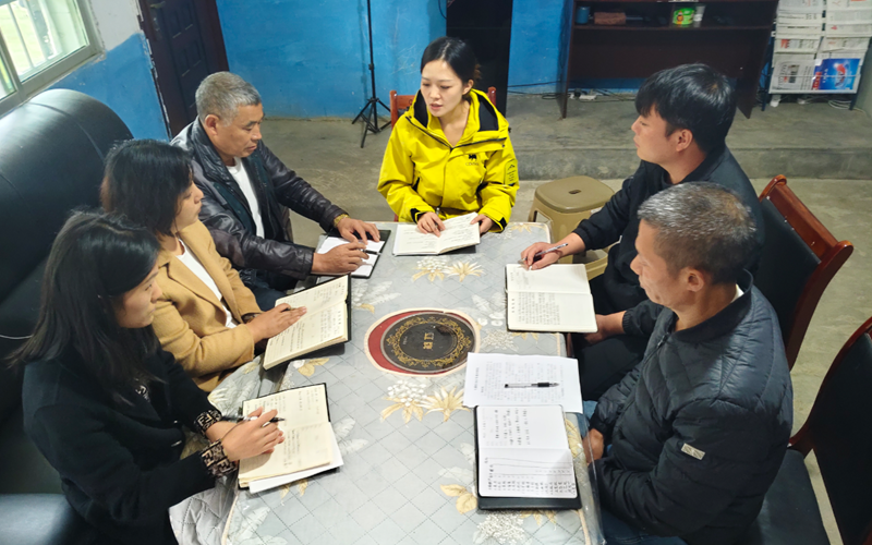 在村支兩委和駐村干部.jpg