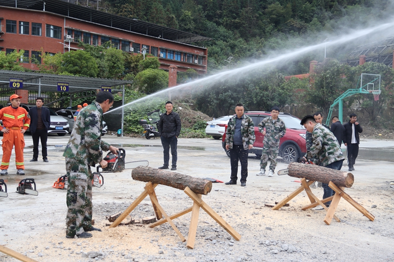 學習操作滅火工具 (2).JPG