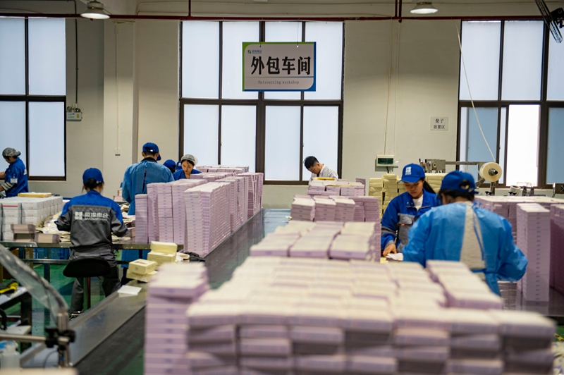 11月11日，在貴州省從江縣美娥工業園區的一家藥企，工人在生產車間趕制訂單。