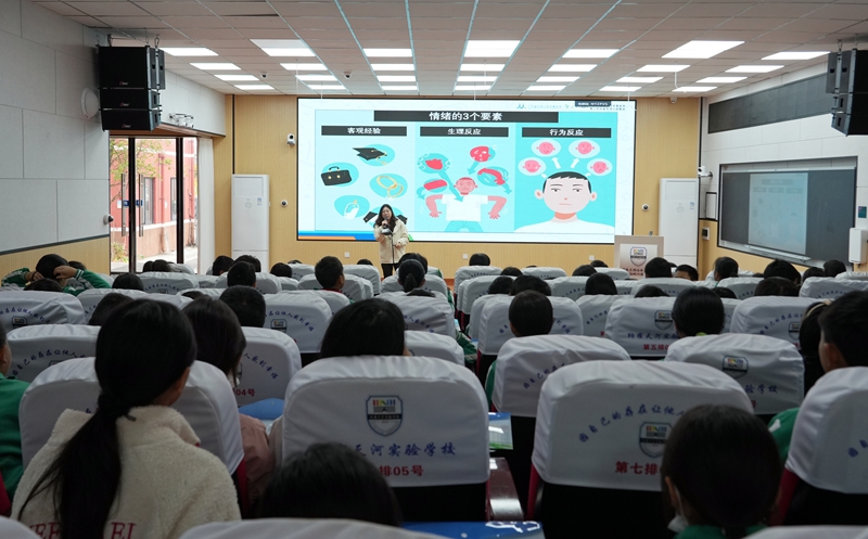 2025年11月13日，貴州省畢節市納雍天河實驗學校，“心橋相通”青少年心理健康公益活動現場，心理老師給同學們做心理團體輔導。 楊英 攝.jpg