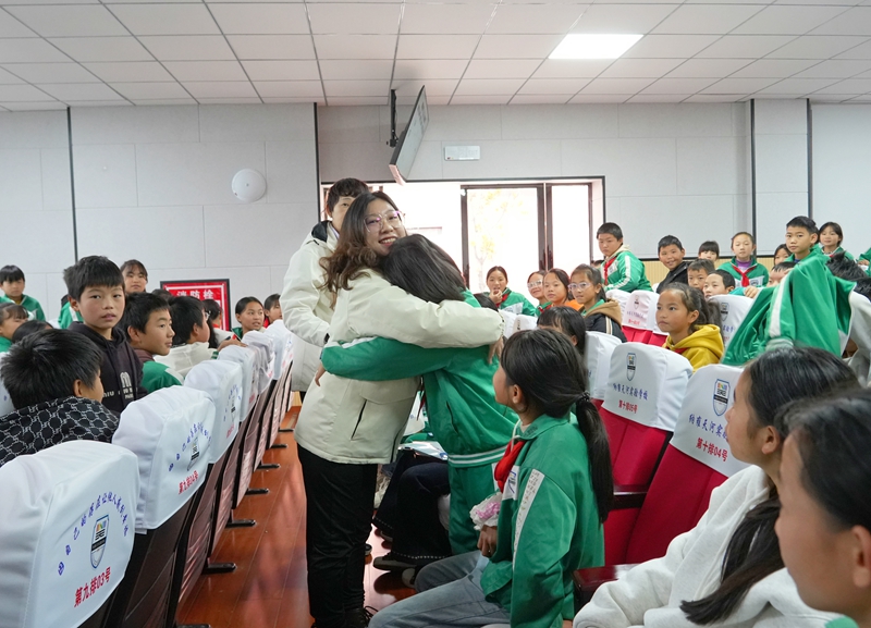 2025年11月13日，貴州省畢節市納雍天河實驗學校，“心橋相通”青少年心理健康公益活動現場，心理老師與學生互動。 楊英 攝.jpg