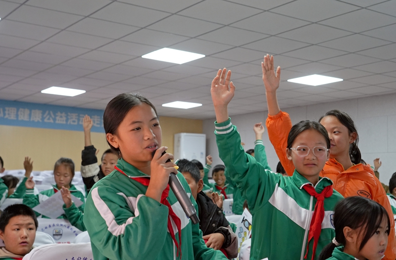 2025年11月13日，貴州省畢節市納雍天河實驗學校，“心橋相通”青少年心理健康公益活動現場，同學們爭先搶答問題。 楊英 攝.jpg