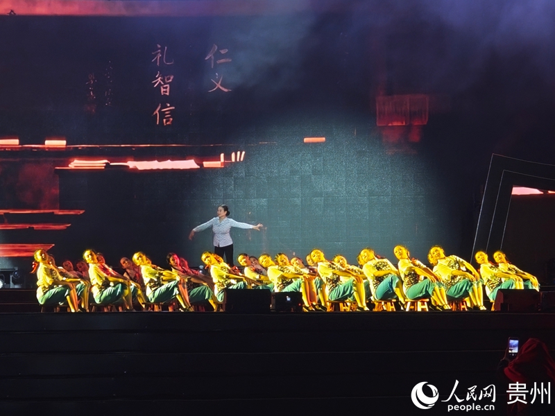 2、文藝晚會表演。人民網 黃小桃攝