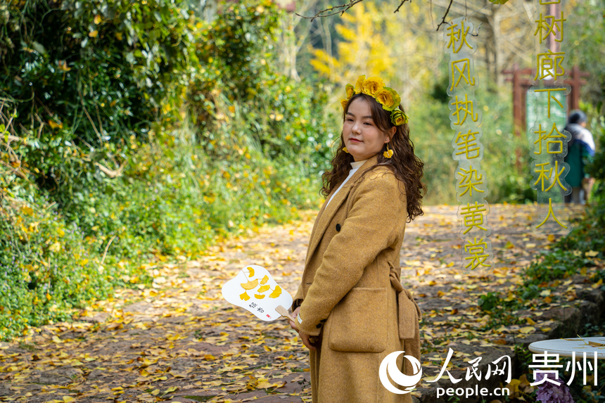 游客駐足打卡。人民網 陽茜攝