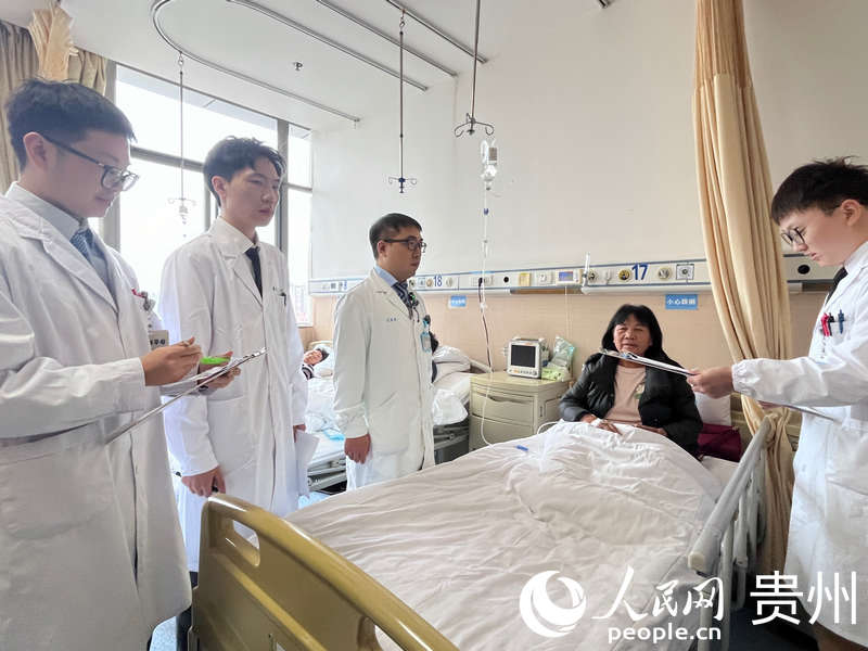 江克華及其團隊進行查房。人民網 陳潔泉攝