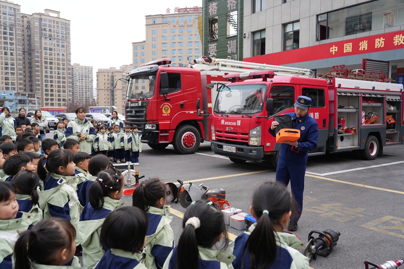 ”小小消防員“認真學習消防知識。王麗紅攝