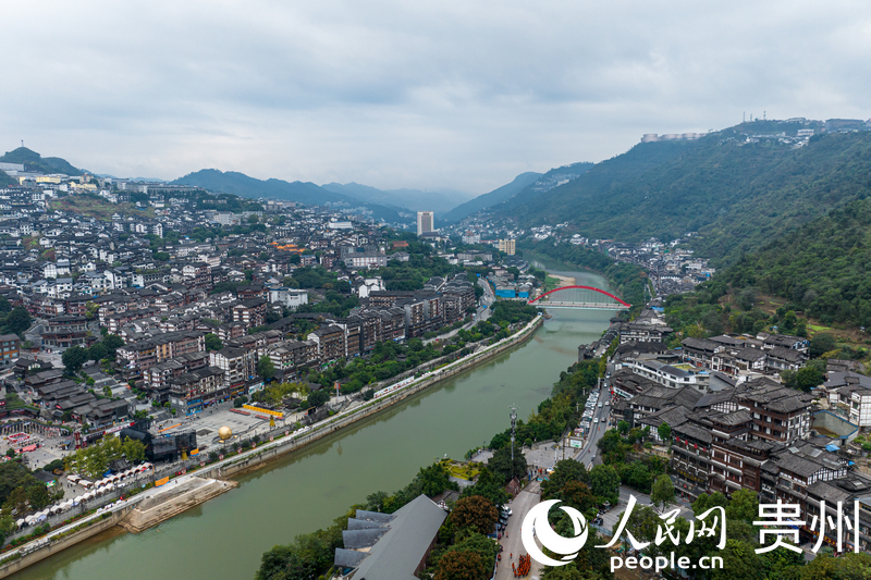 赤水河畔茅臺鎮。人民網記者 涂敏攝