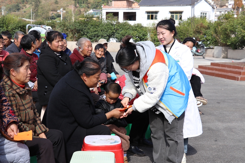 “健康闖關趣體驗?科學守護每一刻”主題健康科普活動走進西沖社區。李金苗攝