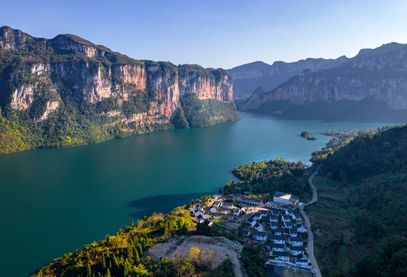 2025年11月24日航拍的貴州省黔西市新仁苗族鄉化屋村。