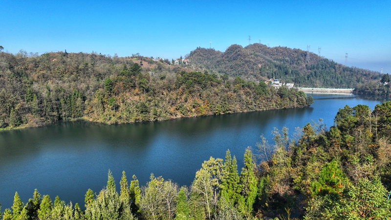11月25日，七星關區文閣鄉毛栗水庫碧波蕩漾，景色如畫。